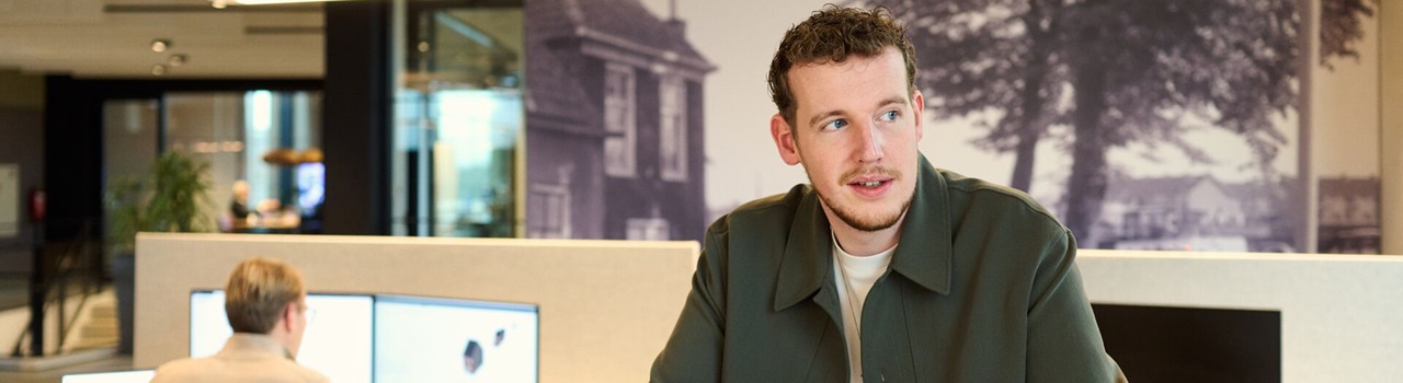 Man met gsm aan bureau